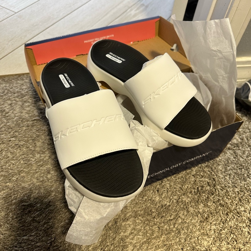 Skechers Recovery  White and Black chunky Sandals NWOT - Picture 2 of 3
